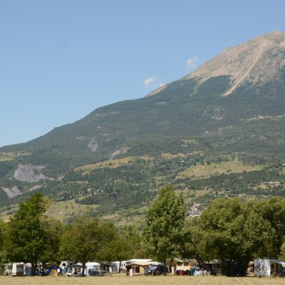 Emplacement au Camping Le Petit Liou dans les Hautes Alpes à Baratier (05)