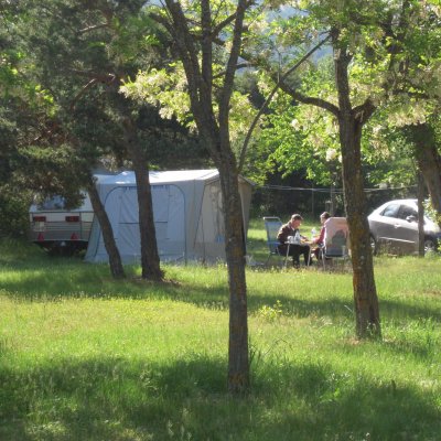 Emplacement au Camping Le Petit Liou dans les Hautes Alpes à Baratier (05)