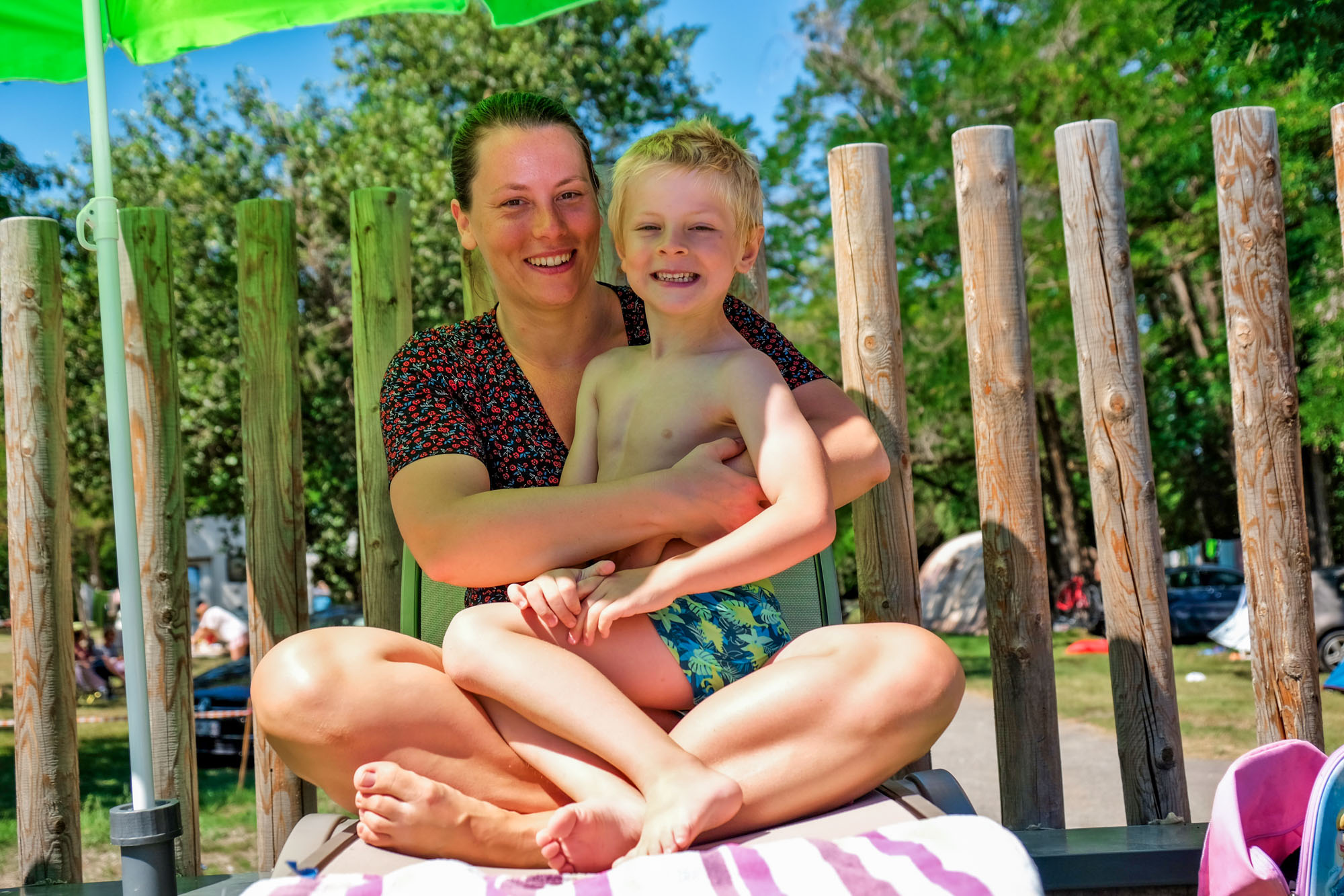 famille sous les transats camping le petit liou